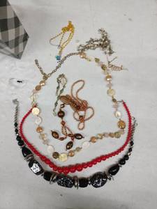 lot 18722 image: Lot of Miscellaneous Jewlery