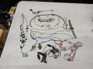lot 18723 image: Lot of Miscellaneous Jewlery