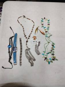 lot 18724 image: Lot of Miscellaneous Jewlery