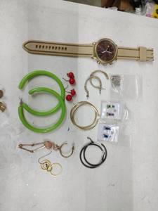 lot 18725 image: Lot of Miscellaneous Jewlery