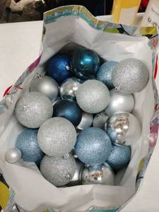 lot 18732 image: Christmas tree Ornaments