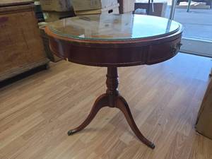 lot 2 image: Duncan Phyfe Style Round Pedestal Side Table