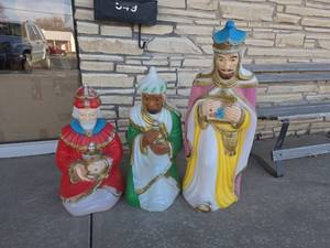 lot 8 image: Antique LightUp  Nativity Wise Men Figures Set