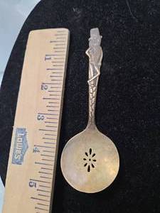 lot 27 image: Vintage 1960s Mr. Peanut slotted jam spreader spoon