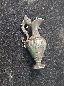 lot 31 image: Victorian Urn-Shaped Brooch