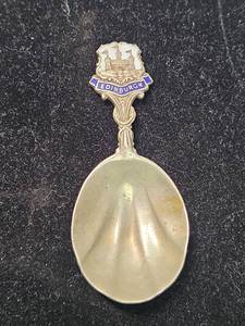 lot 35 image: Vintage Edinburgh Castle Souvenir Electro-plated nickel silver Spoon