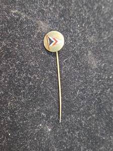lot 50 image: Citro�n Service Pin Badge