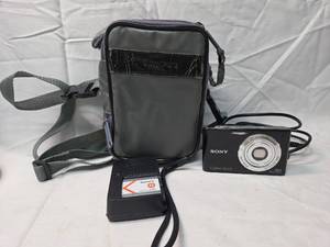 lot 71 image: Sony Cybershot 14.1MP Digital Camera with Carl Zeiss Lens