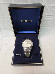 lot 120 image: Seiko 17 Jewels Automatic Day-Date Watch