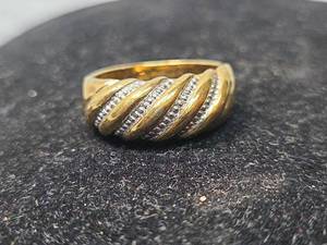 lot 133 image: Gold Tone Diagonal Crystal Ring 8.5
