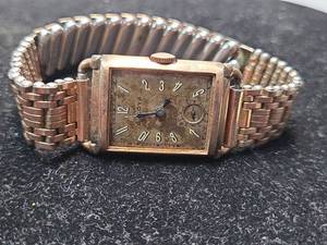 lot 190 image: 1940s Bulova Tank Watch