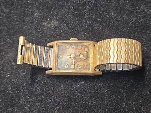lot 194 image: Bulova Duo Wind Gold-Tone Watch