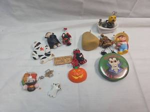 lot 204 image: Assorted Holiday Brooches