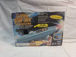 lot 207 image: Star Trek Movie Series Starfleet Phaser Toy