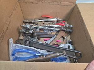 lot 300 image: Box of tools