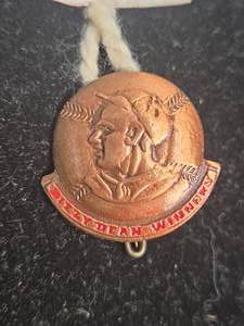 lot 389 image: 1930s Dizzy Dean Baseball Pin