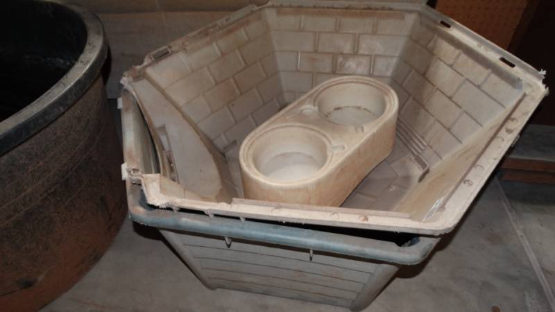 lot 20220 image: Large dog house w dog food and water bowl