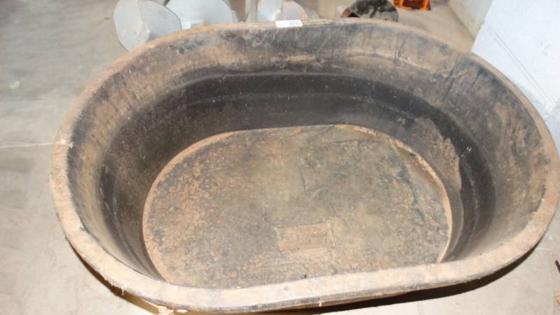 lot 20221 image: Water trough