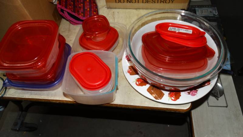 lot 20236 image: Lot of tupperware and plate