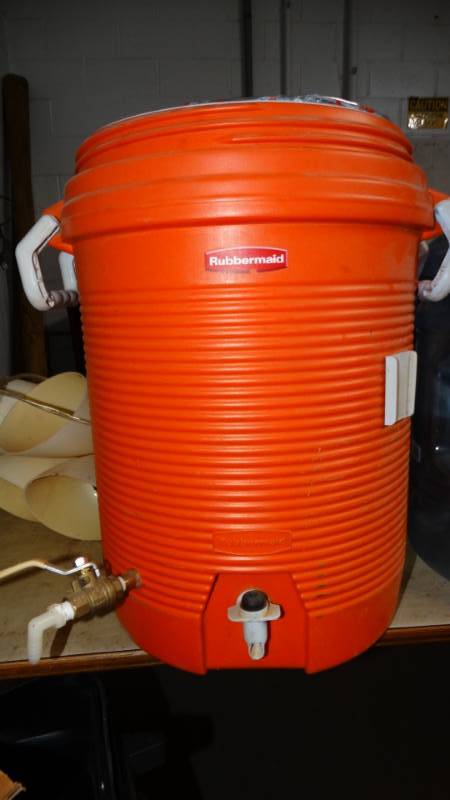 lot 20238 image: Rubbermaid water cooler