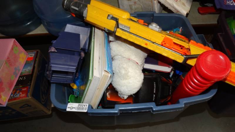 lot 20241 image: Large lot of toys