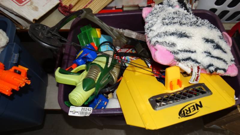 lot 20242 image: Large lot of toys