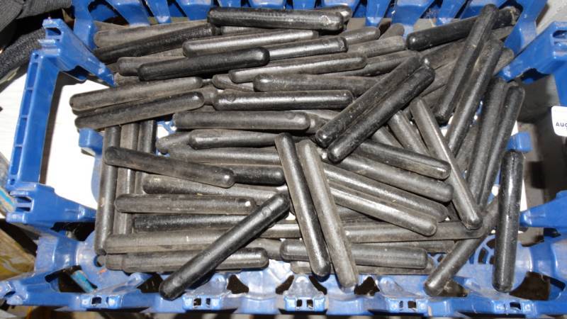 lot 20249 image: Lot of metal dowels and crate