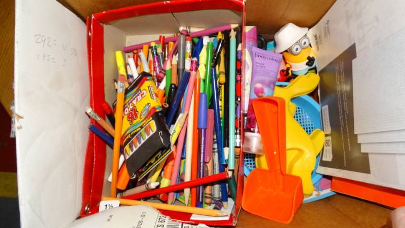 lot 20253 image: Lot of school supplies