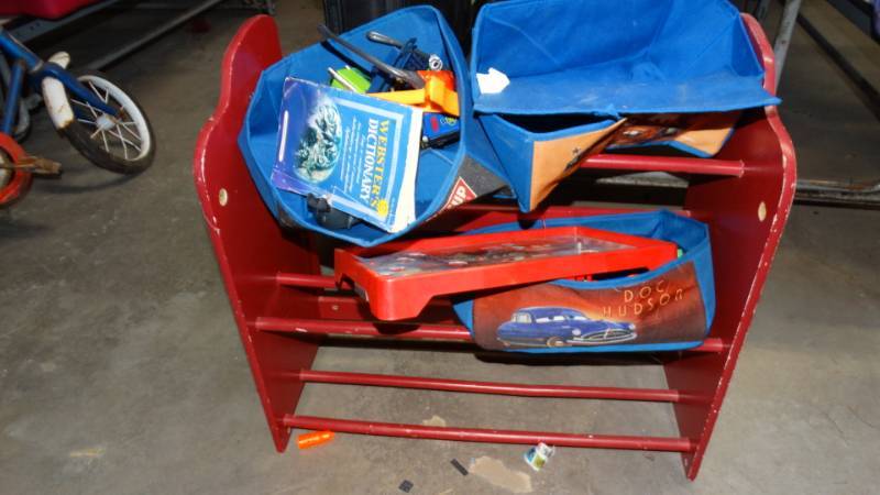 lot 20269 image: Kids shelf w toys