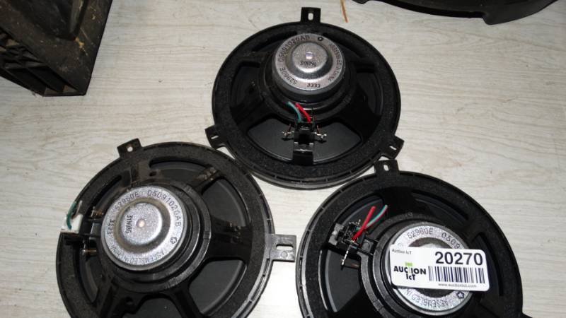 lot 20270 image: 3 car speaker