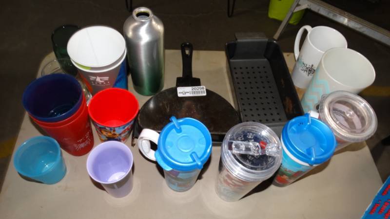 lot 20298 image: Lot of cups and kitchen items