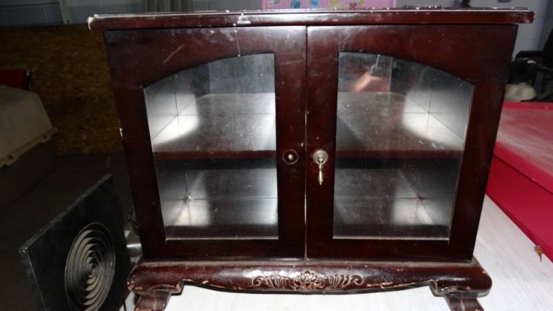 lot 20300 image: Decorative cabinet w glass doors