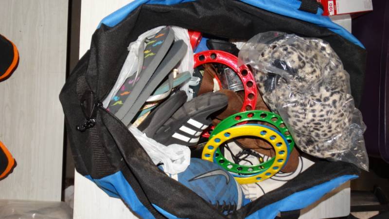 lot 20311 image: Duffel bag w toys & sandals