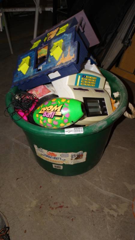 lot 20323 image: Toy box w toys