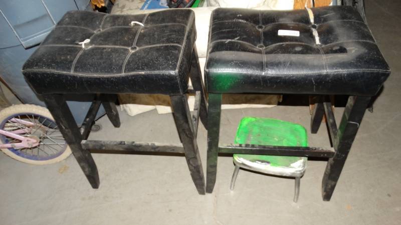 lot 20325 image: Leather bar stools