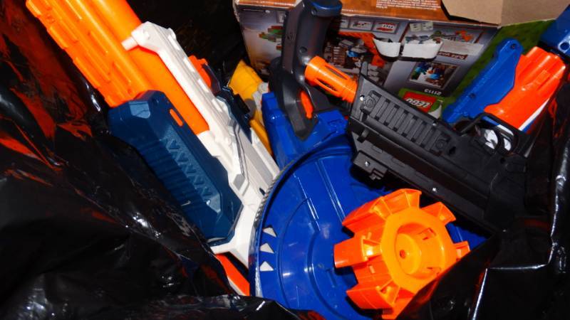 lot 20329 image: Large lot of nerf guns