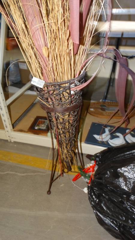 lot 20330 image: Decor