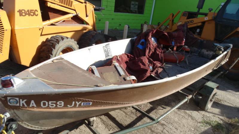 lot 1 image: Fishing boat w trailer depth finder & misc.