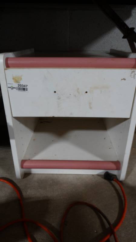 lot 20347 image: End table w drawer