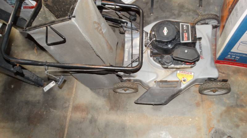 lot 20359 image: Briggs & stratton 300 series mower
