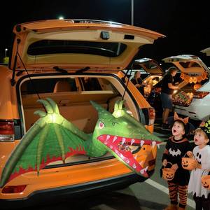 lot 55120 image: Halloween Trunk or Treat Car Decorations, Pterosaur Theme Halloween Car Inflatable Decor, Built-in LED Lights & Candy Pocket for Outdoor Trunk Parties & Events - Retail $36