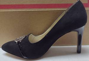 lot 831 image: QVC Adrienne Vittadini black heels size 6 12