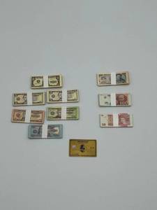 lot 1621 image: Mini brands Stacks of Dollars, Yen, Frac, and Pounds