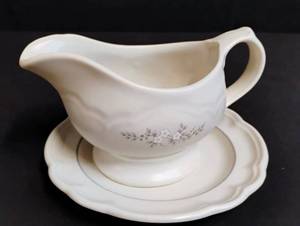 lot 1646 image: Pfaltzgraff Sauce Gravy Boat Server Heirloom Pattern #436