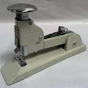 lot 1662 image: Vintage Industrial Deco Retro Swingline Stapler No. 13 Heavy Duty Stapler (A7)
