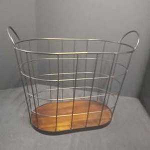 lot 1663 image: Metal Basket