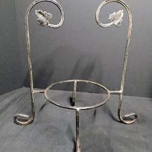 lot 1666 image: Decorative Ivy Metal Plate Stand