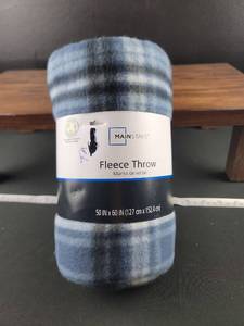 lot 2995 image: Mainstays Blue Striped Fleece Throw Blanket