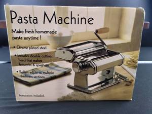 lot 2998 image: Manual Pasta Maker Machine with Dual Cutting Head