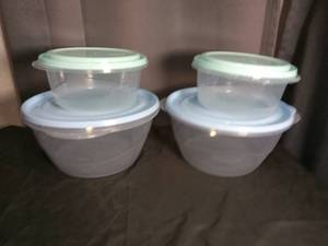 lot 2745 image: Rubbermaid Food Storage Containers with Lids Set